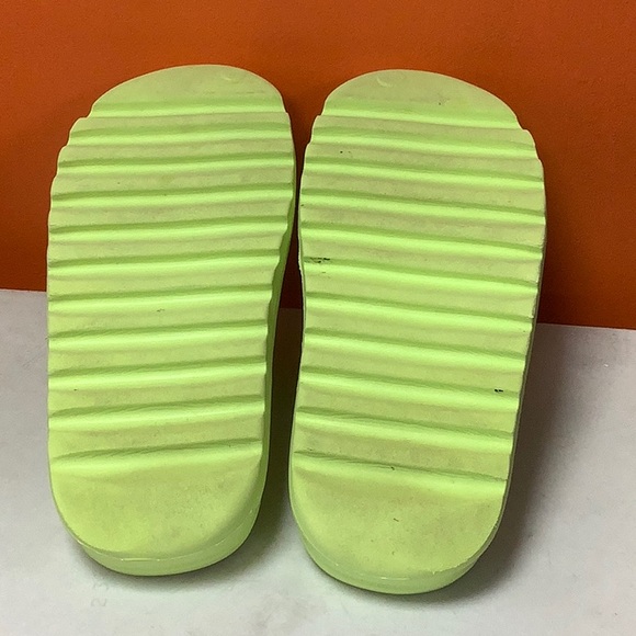 Yeezy Glow Green Slides - Picture 8 of 11